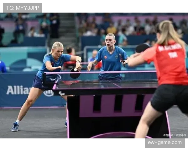 规则拆解型：足球比赛中交换场地的触发条件和执行时机是什么？